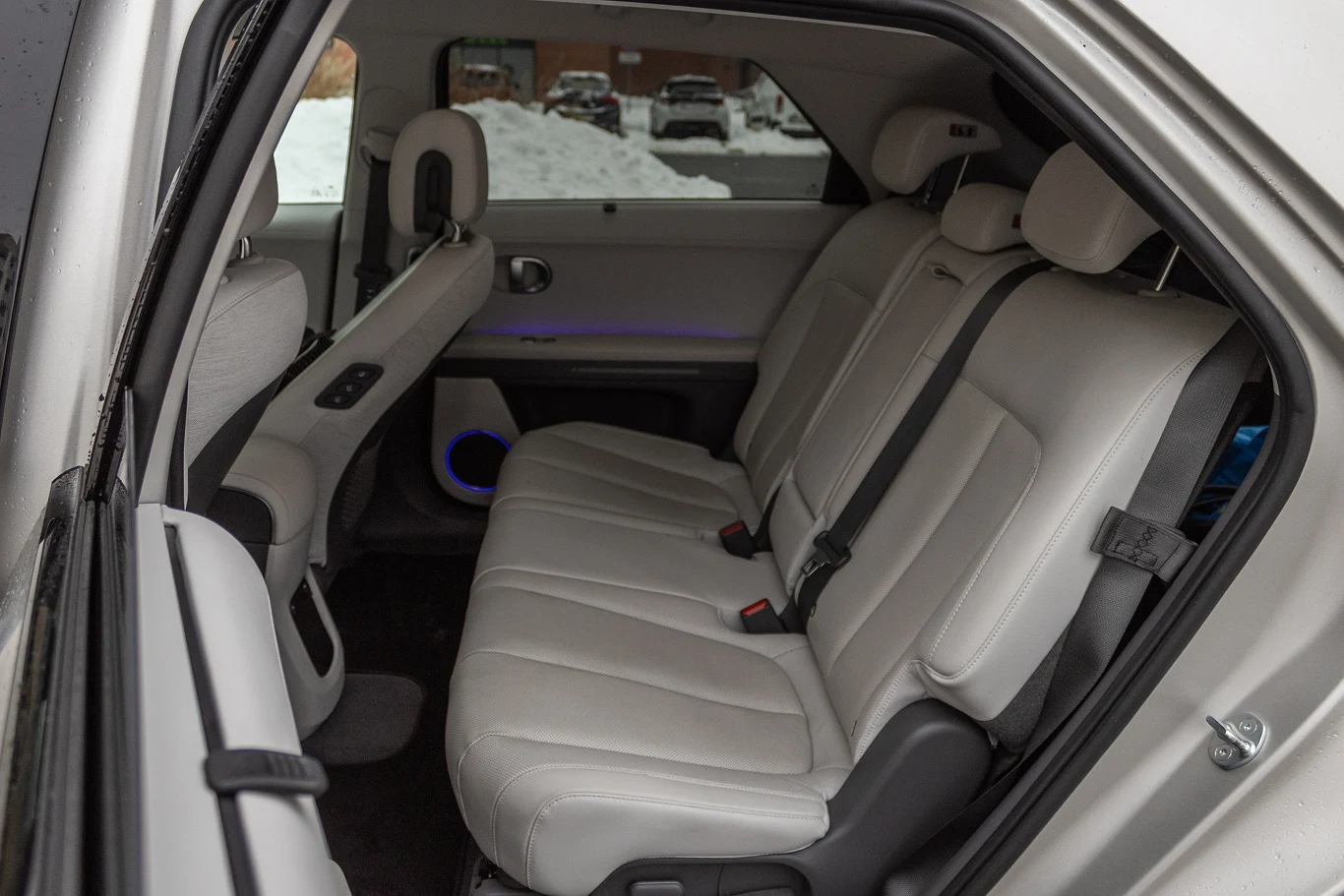 Na tylnej kanapie Ioniq 5 jest naprawdę dużo miejsca