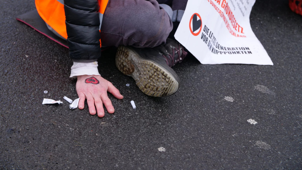 Organizacja Letzte Generation zapowiedziała zmianę strategii. Zamiast przyklejania się do dróg aktywiści i aktywistki będą teraz stosować liczniejsze protesty i bierny opór