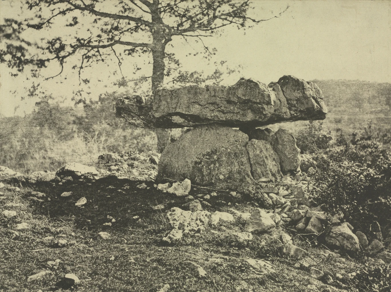 Dolmen z Francji uwieczniony na zdjęciu z XIX wieku Dolmen z Francji uwieczniony na zdjęciu z XIX wieku