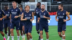 Luka Modrić (na pierwszym planie trzeci od prawej) ma zamiar spędzić kolejny sezon niezmiennie w barwach Realu Madryt
