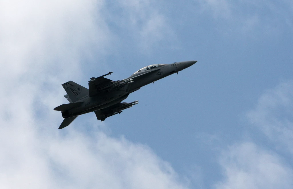 Nalot na pozycje wroga. Amerykanie poderwali myśliwce F-18 Nalot na pozycje wroga. Amerykanie poderwali myśliwce F-18