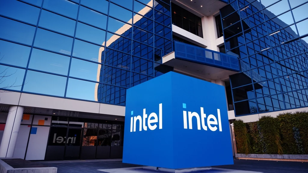 Logo firmy Intel na tle siedziby.