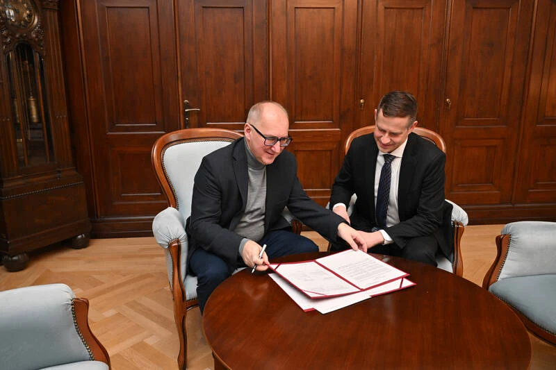 Przedstawiciele Politechniki Wrocławskiej i Intela w trakcie podpisywania listu intencyjnego. Przedstawiciele Politechniki Wrocławskiej i Intela w trakcie podpisywania listu intencyjnego.