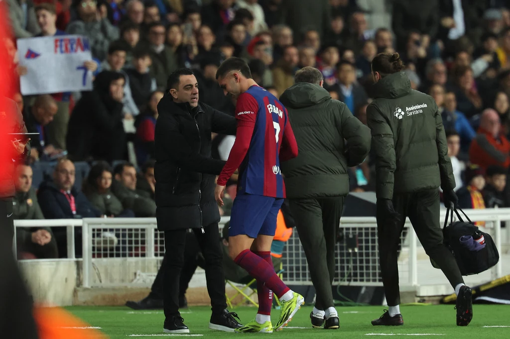 Ferran Torres schodzi z boiska, pociesza go Xavi Ferran Torres schodzi z boiska, pociesza go Xavi
