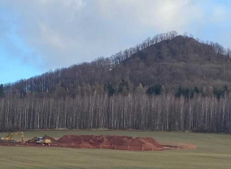 Prace pod Ostrzycą już ruszyły. Teren jest rozkopany.