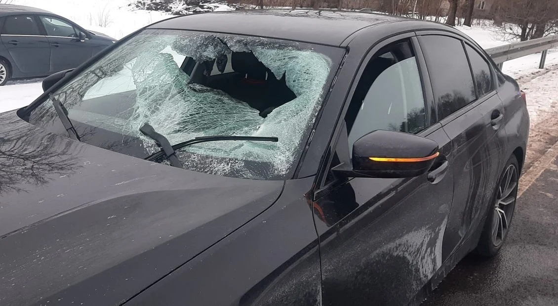 W wyniku zdarzenia 23-letni kierowca BMW trafił do szpitala.