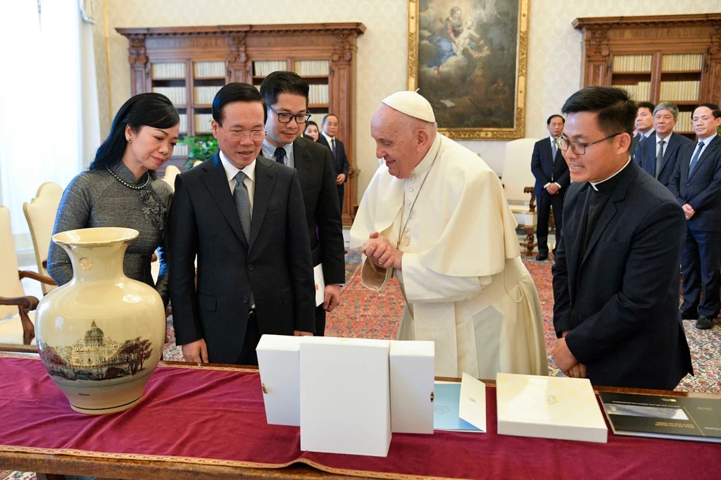Papież Franciszek wraz z prezydentem Wietnamu Vo Van Thuong w 2023 roku Papież Franciszek wraz z prezydentem Wietnamu Vo Van Thuong w 2023 roku