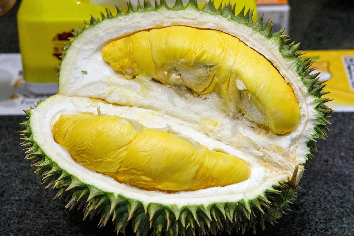 Rozkrojony durian na straganie w Malezji Rozkrojony durian na straganie w Malezji