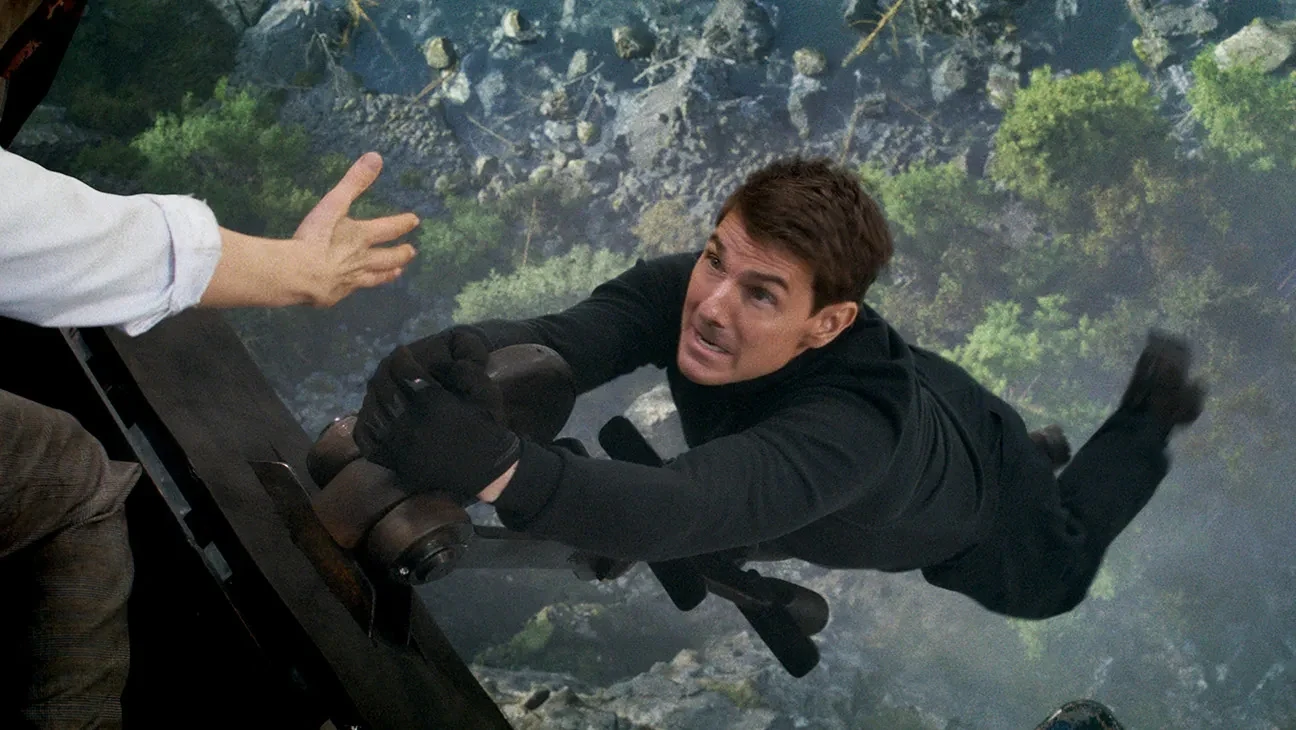 Tom Cruise w scenie z filmu "Mission: Impossible - Dead Reckoning Part One" Tom Cruise w scenie z filmu "Mission: Impossible - Dead Reckoning Part One"