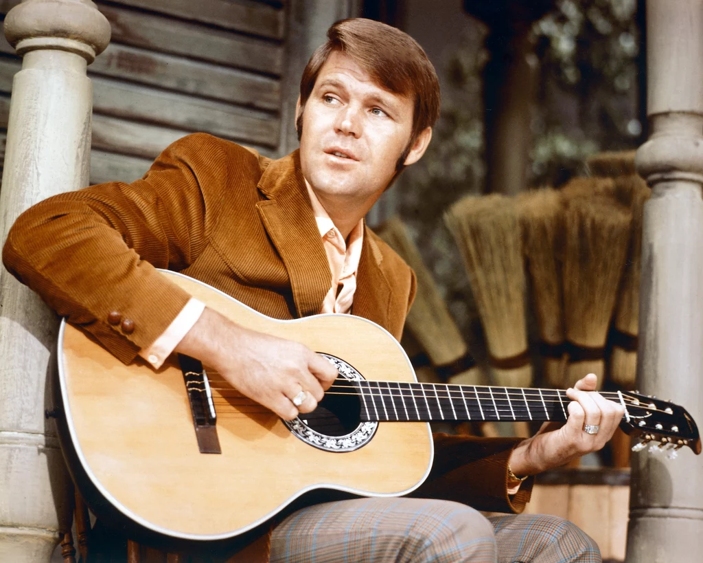 Glen Campbell pod koniec lat 60. Cieszył się wtedy popularnością większą niż The Beatles