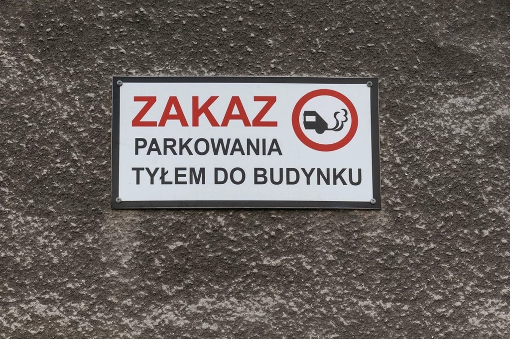 Zakaz parkowania tyłem do posesji. Czy taki przepis faktycznie obowiązuje?