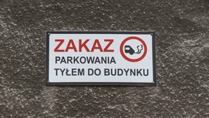 Zakaz parkowania tyłem do posesji. Czy taki przepis faktycznie obowiązuje?