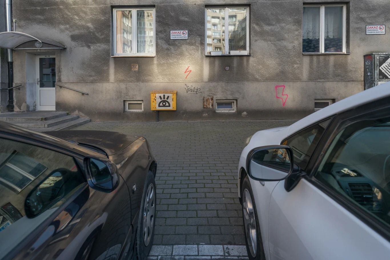 Parkowanie przodem ma zwiększyć bezpieczeństwo pieszych na chodniku