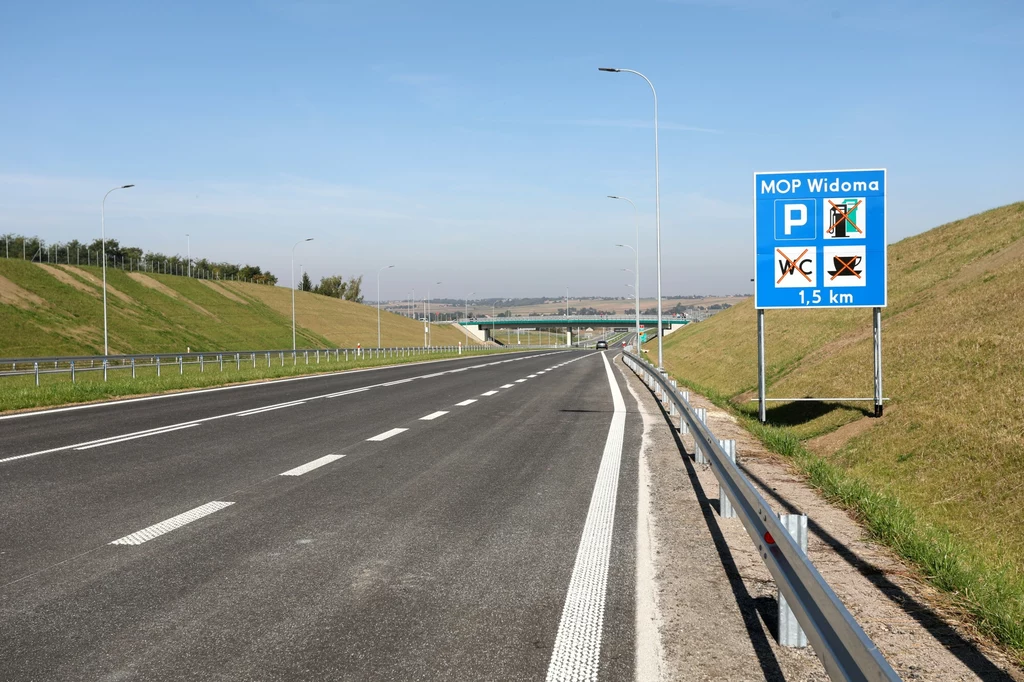 Przy drogach ekspresowych i autostradach brakuje ładowarek