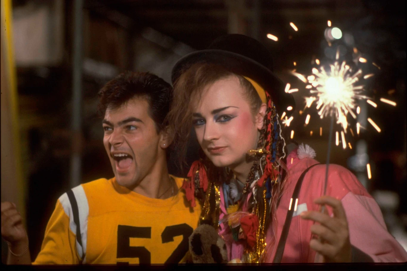 Boy George u boku perkusisty i kochanka, Jona Mossa w 1983 roku Boy George u boku perkusisty i kochanka, Jona Mossa w 1983 roku