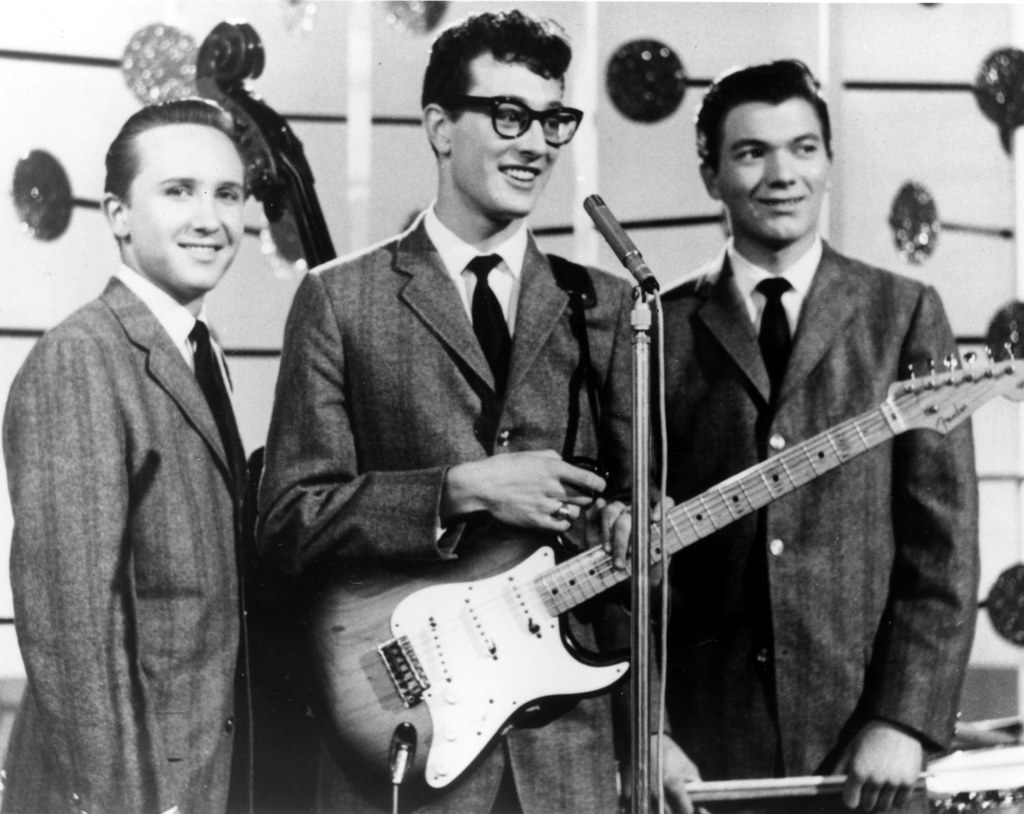 Buddy Holly (na zdjęciu z członkami zespołu The Crickets) zginął 3 lutego 1959 roku