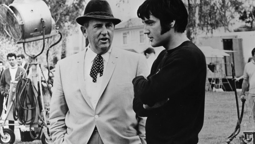 Elvis Presley w towarzystwie swojego wieloletniego menedżera Toma Parkera 