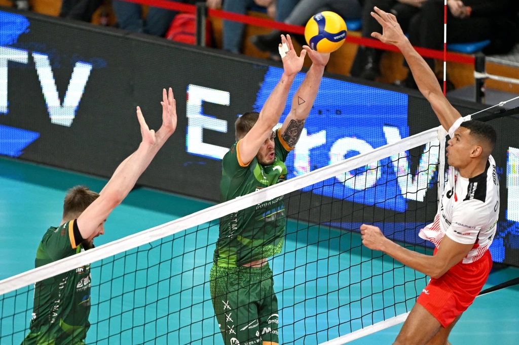 Atakuje Stephen Boyer z Asseco Resovii, blokują zawodnicy Aluronu CMC Warty Zawiercie Atakuje Stephen Boyer z Asseco Resovii, blokują zawodnicy Aluronu CMC Warty Zawiercie