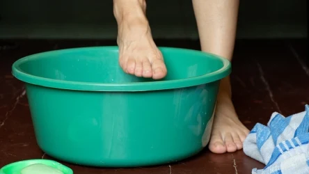 Kąpiel nóg w wodzie z tymi naturalnymi składnikami przyniesie szybkie ukojenie spuchniętym stopom