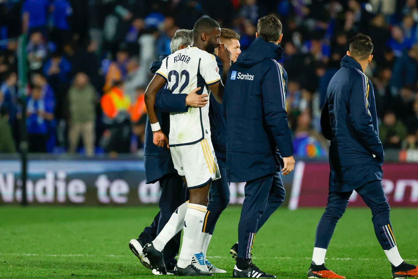 Antonio Rudiger zakończył spotkanie z kontuzją, ale hiszpańskie media zapewniają, że uraz nie jest poważny 