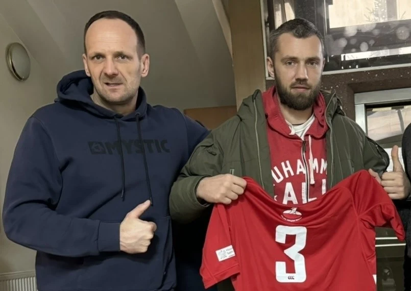 Gienadij Kaczanow prezentuje numer na koszulce. Z lewej były polski zawodnik i trener, Jarosław Bator. Gienadij Kaczanow prezentuje numer na koszulce. Z lewej były polski zawodnik i trener, Jarosław Bator.