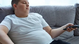 Dzieciństwo pod presją. Związek stresujących przeżyć z nadwagą u młodzieży