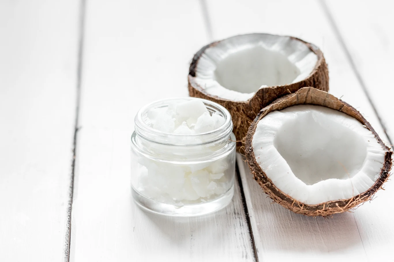 Olej kokosowy to dobry środek nawilżający.