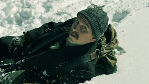 Julian Świeżewski w scenie z filmu "Biała odwaga"