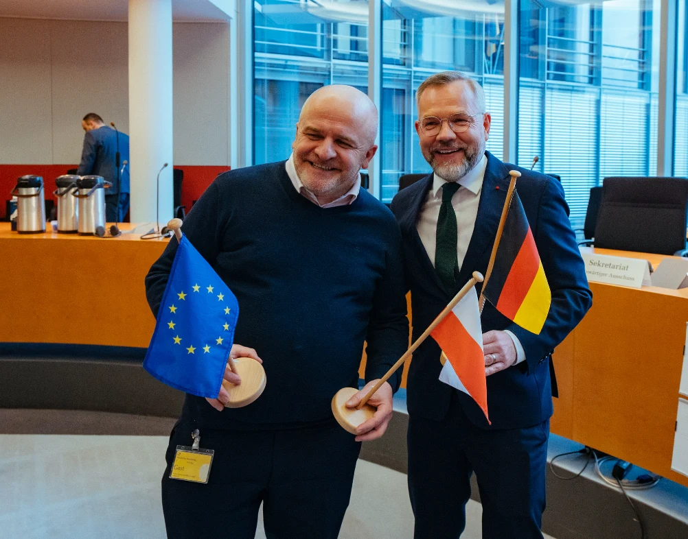 Paweł Kowal w Bundestagu. Miał ubrany "sweterek w serek"