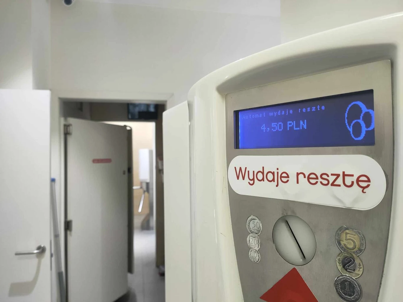 Cena za wejście do WC na warszawskim Dworcu Centralnym. Można płacić kartą Cena za wejście do WC na warszawskim Dworcu Centralnym. Można płacić kartą