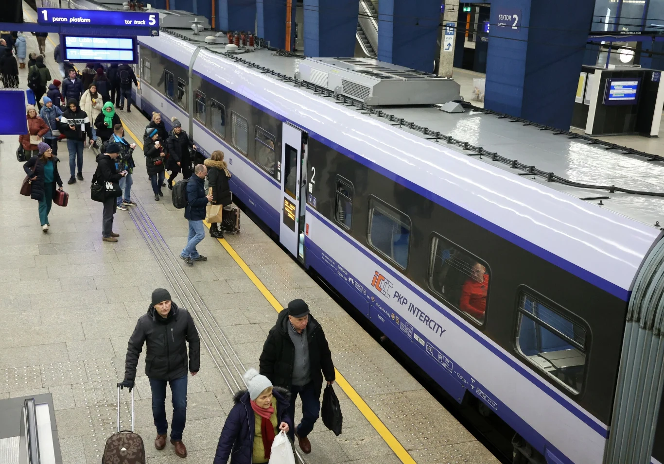 Pasażerowie na Dworcu Centralnym w Warszawie. Tam opłaty za korzystanie z WC należą do najwyższych Pasażerowie na Dworcu Centralnym w Warszawie. Tam opłaty za korzystanie z WC należą do najwyższych