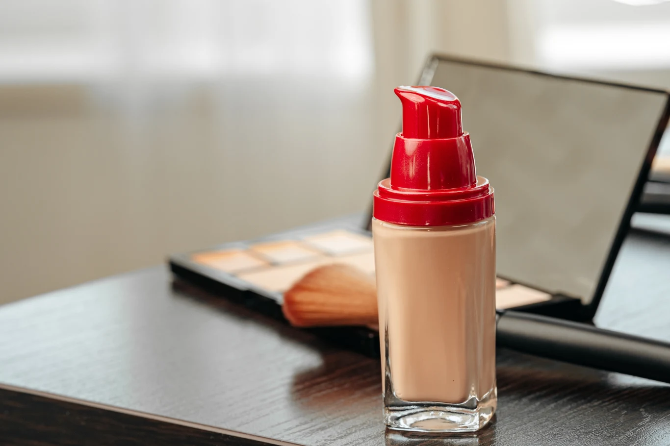 Podkład będzie wyglądać naturalniej, jeśli nałożymy go palcami.