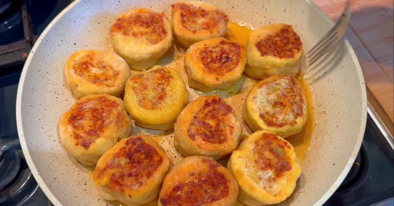 Rolowanym pierogom potrzeba tylko kilkunastu minut na patelni