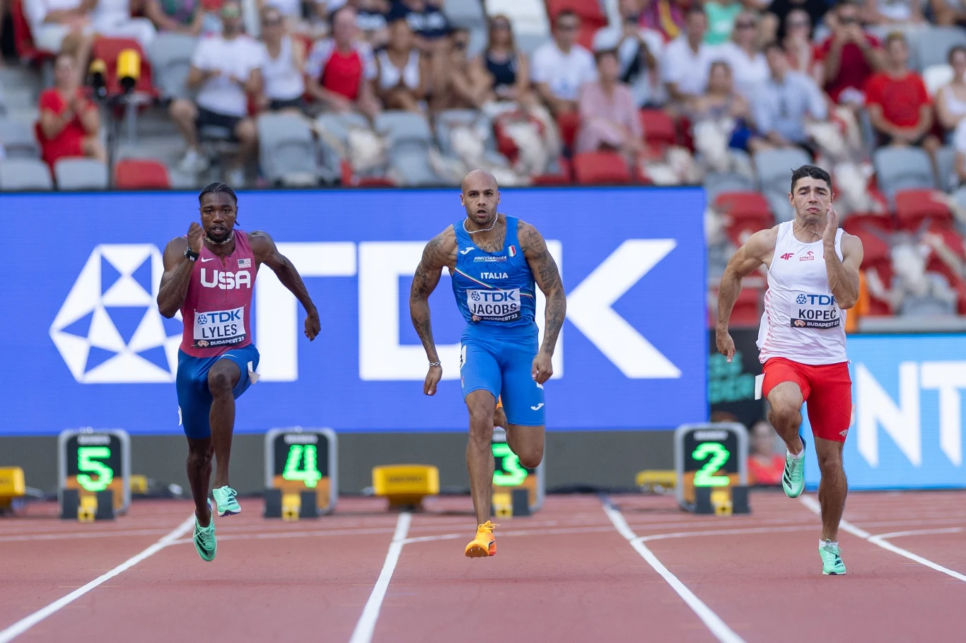 Dominik Kopeć w półfinale MŚ, ale na stadionie. A obok niego giganci: Noah Lyles i Marcell Jacobs Dominik Kopeć w półfinale MŚ, ale na stadionie. A obok niego giganci: Noah Lyles i Marcell Jacobs