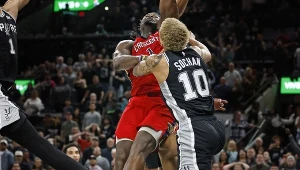 Zion Williamson atakuje kosz broniony przez Jeremy'ego Sochana