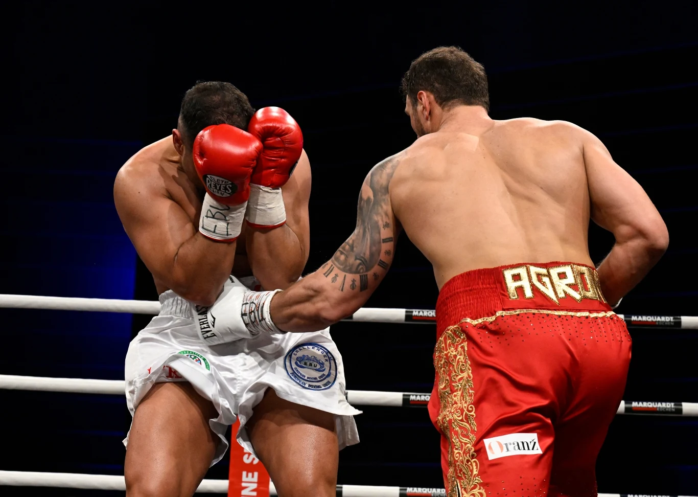 Agron Smakici (z prawej) tu podczas przegranej walki z Agitem Kabayelem