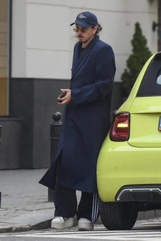 Michał Szpak parkuje na zakazie