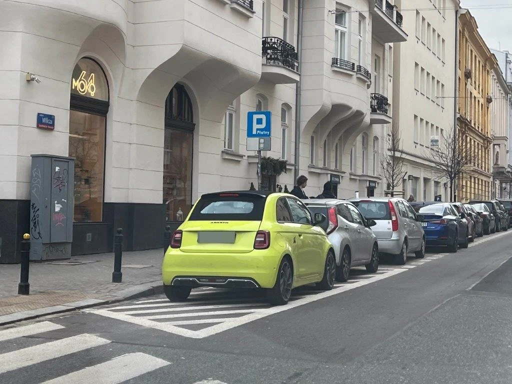 Abarth Michała Szpaka zaparkowany niezgodnie z przepisami