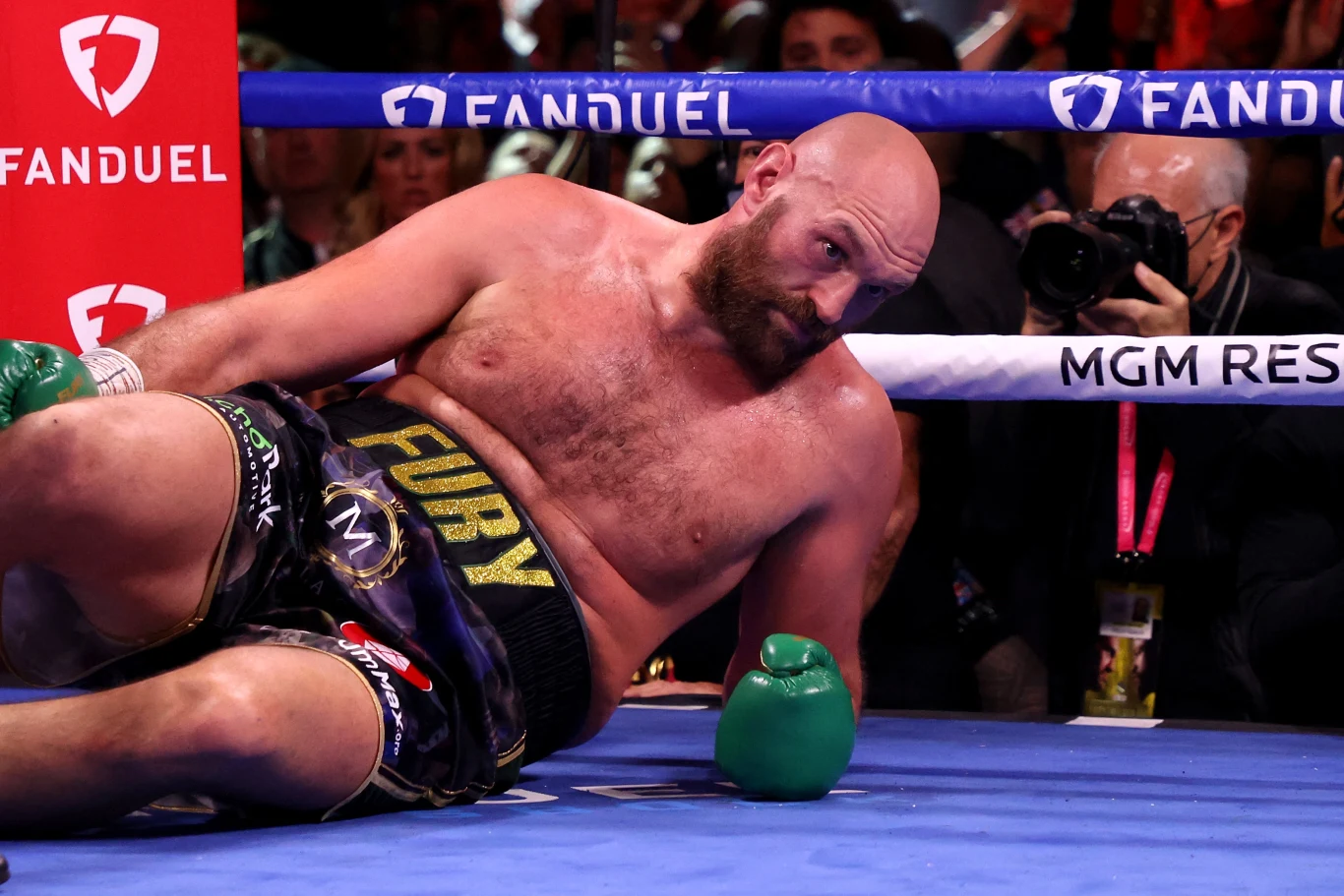 Tyson Fury na deskach podczas walki z Deontayem Wilderem