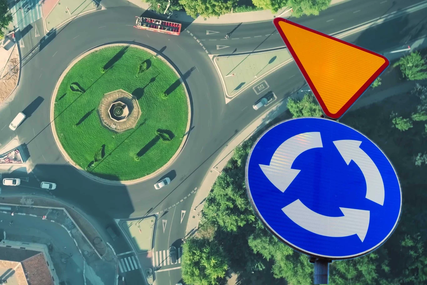 Nie wszyscy kierowcy wiedzą, że zjazd z ronda lewym pasem nie jest zabroniony Nie wszyscy kierowcy wiedzą, że zjazd z ronda lewym pasem nie jest zabroniony