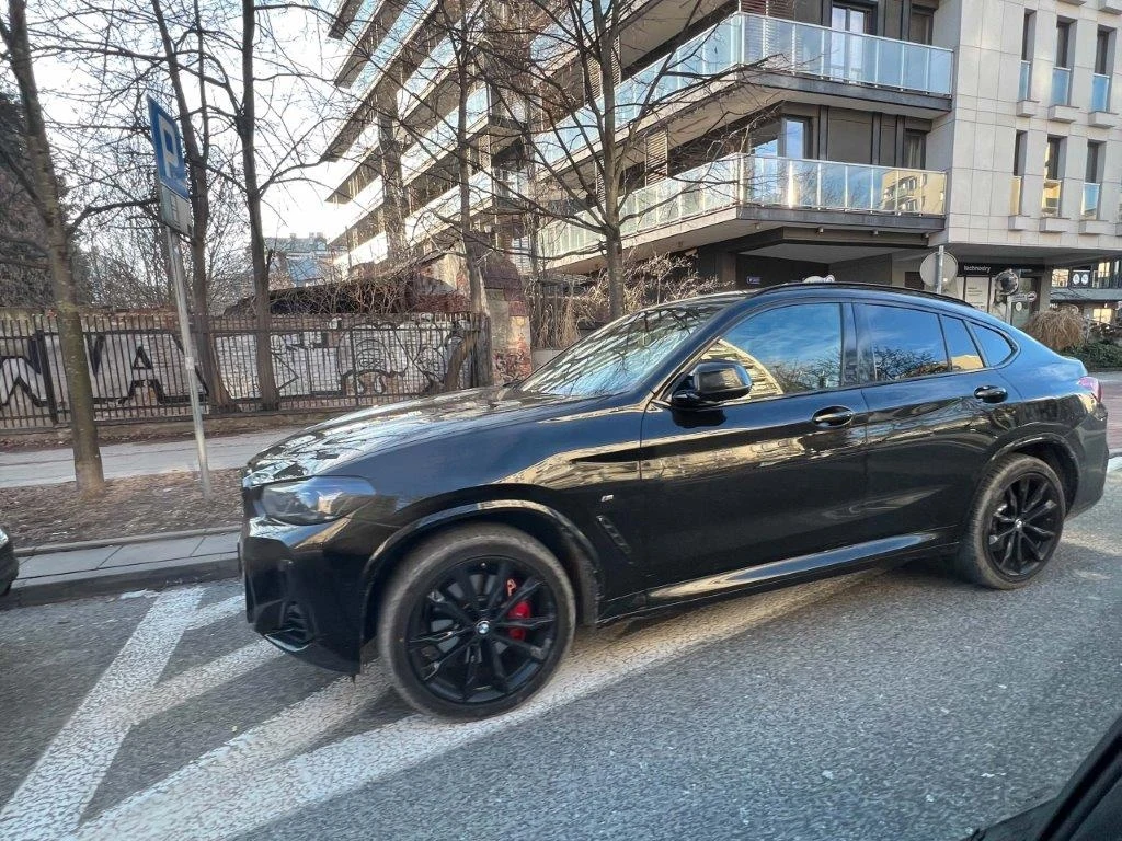 Hakiel zaparkował swoim BMW w miejscu niedozwolonym