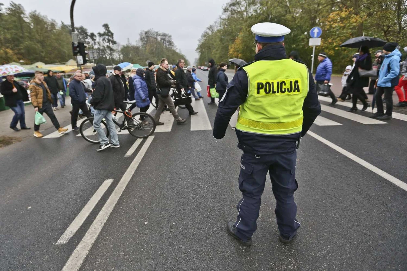 Część pieszych lekceważy przepisy, które mają służyć ich ochronie Część pieszych lekceważy przepisy, które mają służyć ich ochronie