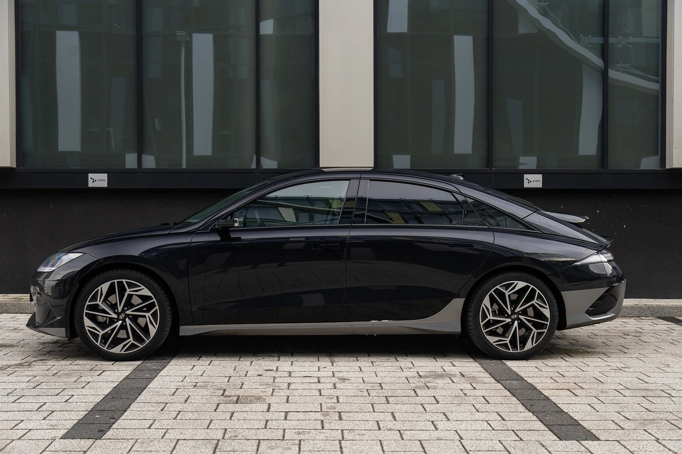 Hyundai Ioniq 6 ma bardzo opływową sylwetkę i jest całkiem długi - mierzy dokładnie 4885 mm