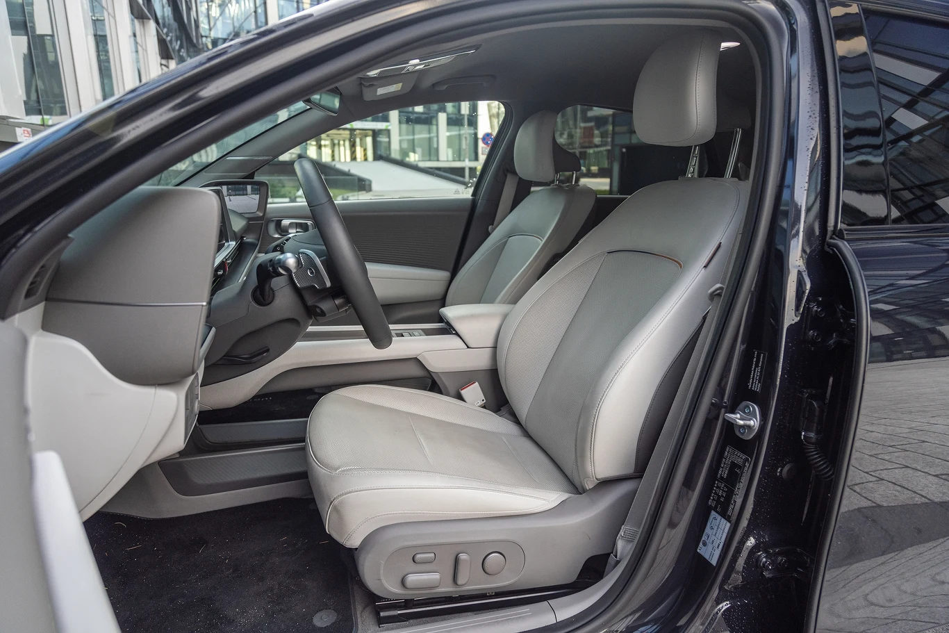 Hyundai Ioniq 6 ma całkiem wygodne fotele, ale z przeciętnym trzymaniem bocznym