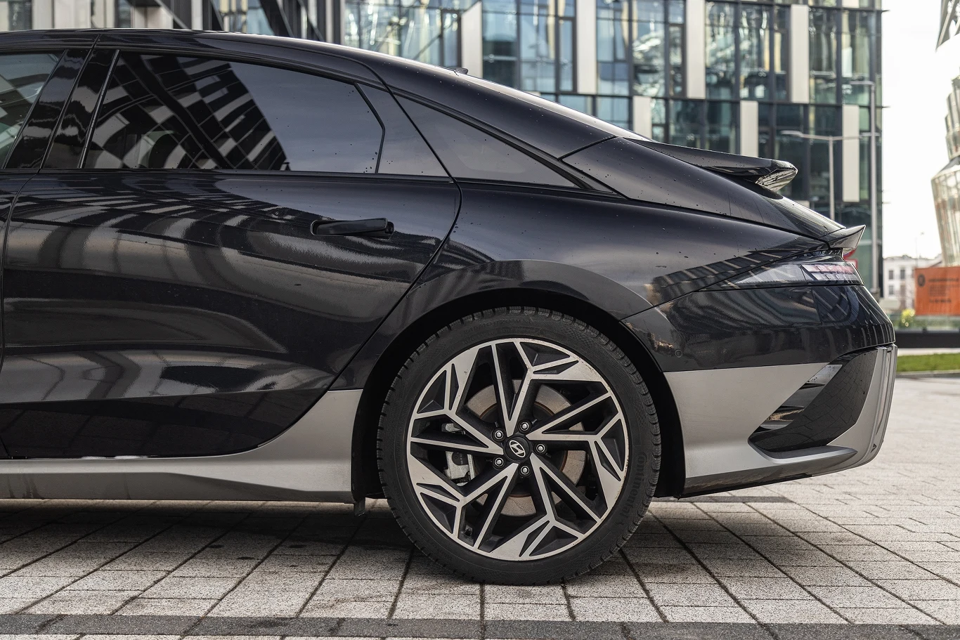 To jedyny wzór alufelg Hyundaia Ioniq 6 dostępny na polskim rynku. 20-calowe obręcze prezentują się bardzo ciekawie, ale wyraźnie zmniejszają zasięg