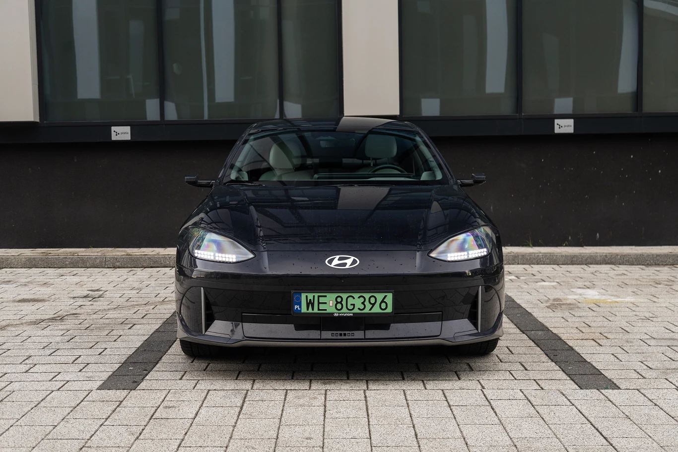 Hyundai Ioniq 6 ma opływowy przód z aktywną aerodynamikę, ale brakuje mu pazura