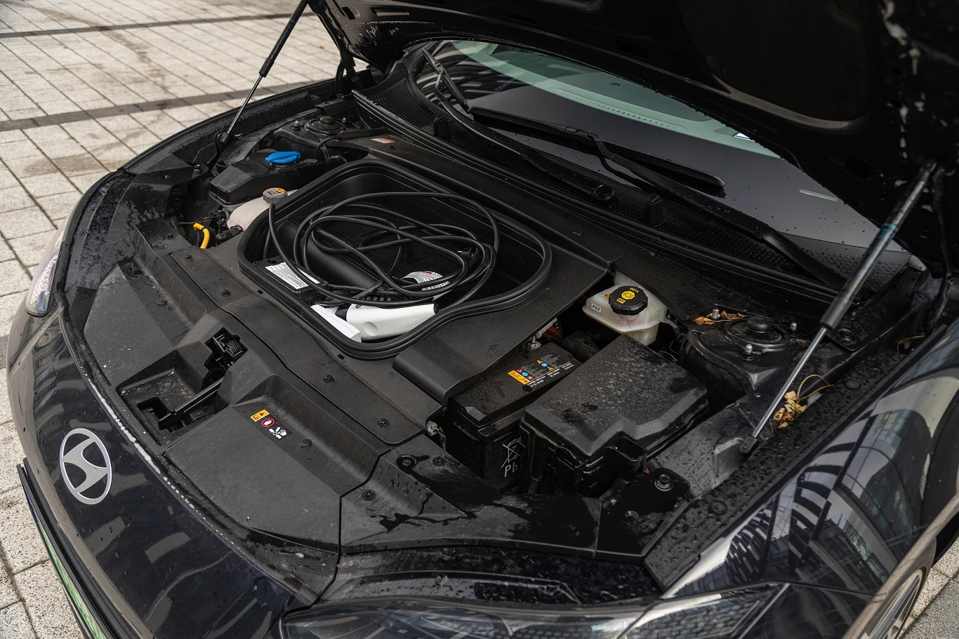 Przedni bagażnik w wersji AWD to jedynie schowek na kable (14,5 l)