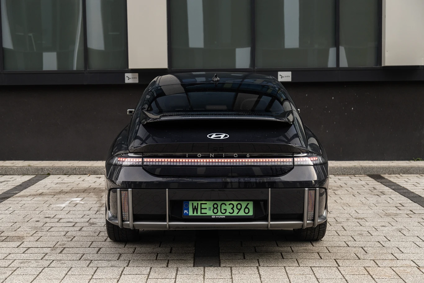 Tył Hyundaia Ioniq 6 to retrofuturyzm w najlepszym wydaniu