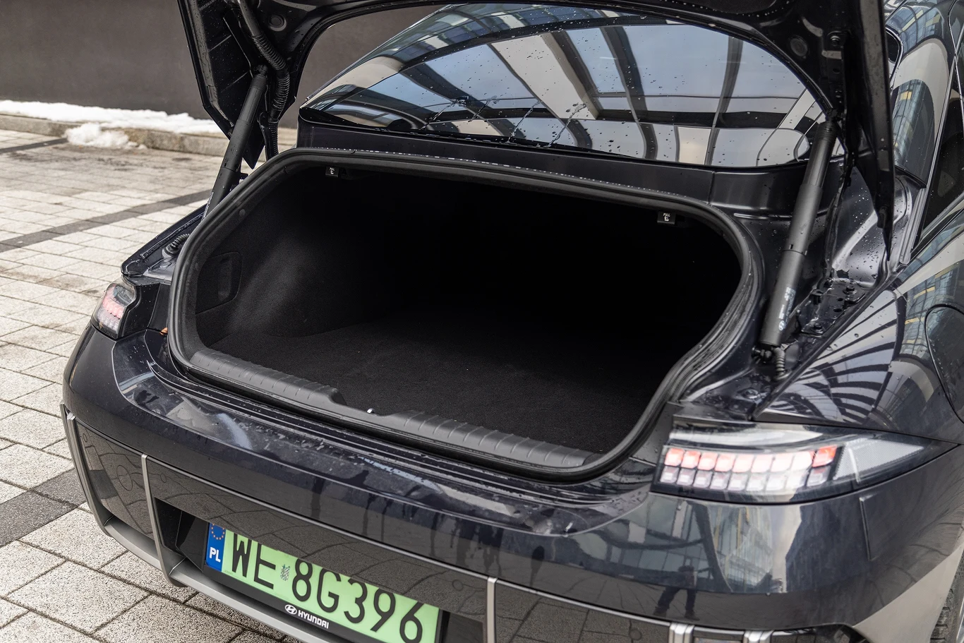 Niezły dostęp do bagażnika jak na sedana, ale Ioniq 6 oferuje tylko 401 l pojemności