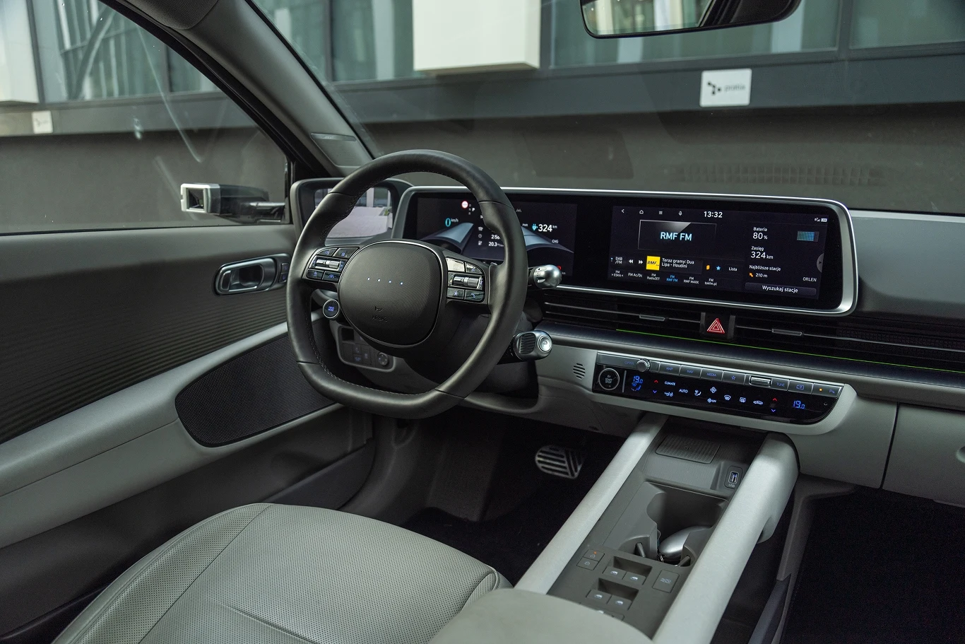 Deska rozdzielcza Hyundaia Ioniq 6 nie jest zbyt awangardowa, ale całkiem nowoczesna